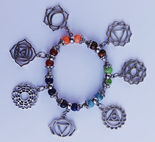 Bracelet with semi-precious stones and 7 chakras charms