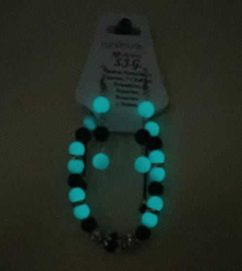 LUMINOUS STONE. Hermoso y llamativo Brazalete echo con piedras que brillas. En la obscuridad.