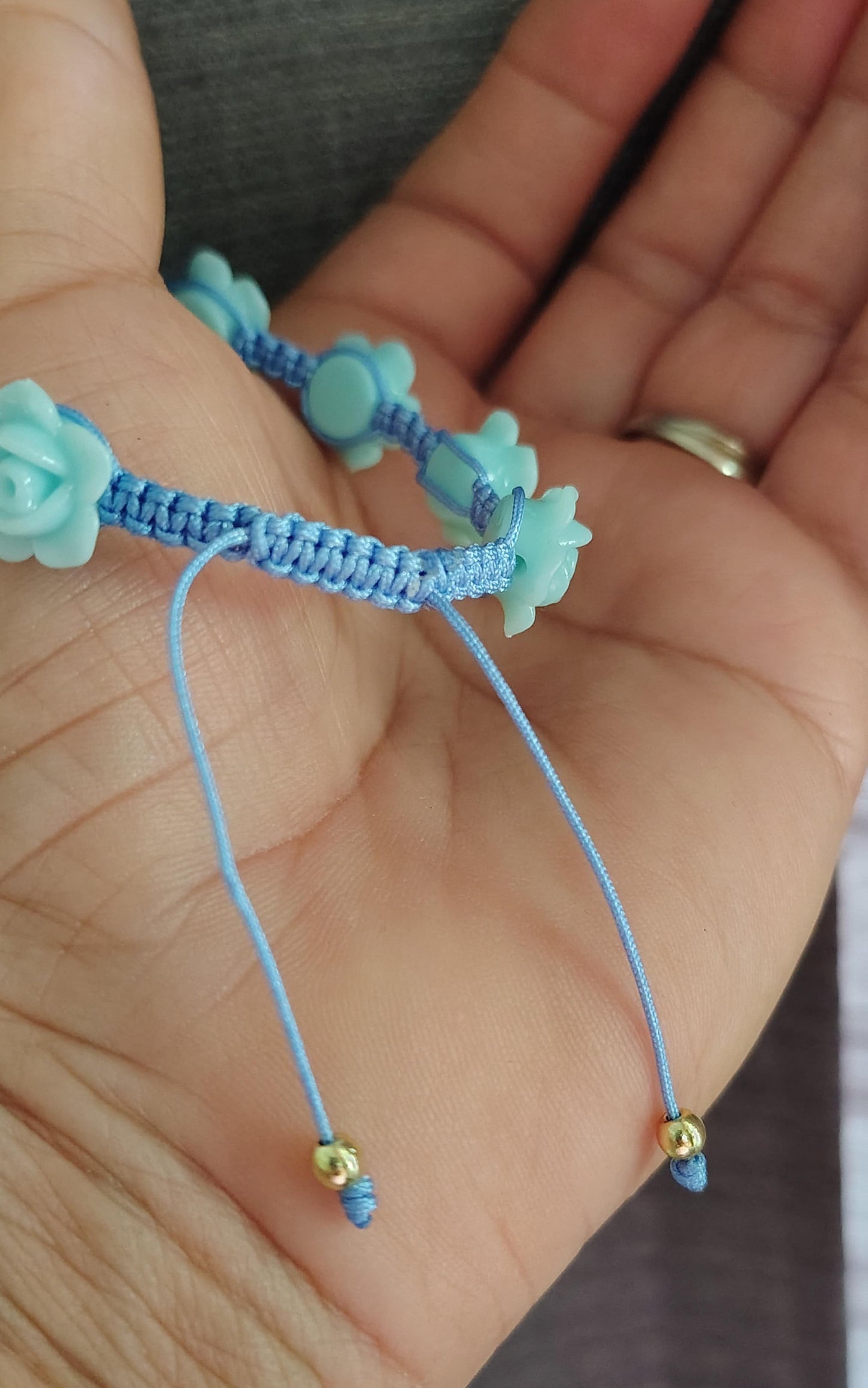 Color Celeste, bello brazalete que te hace lucir jovial y libre de prejuicios.