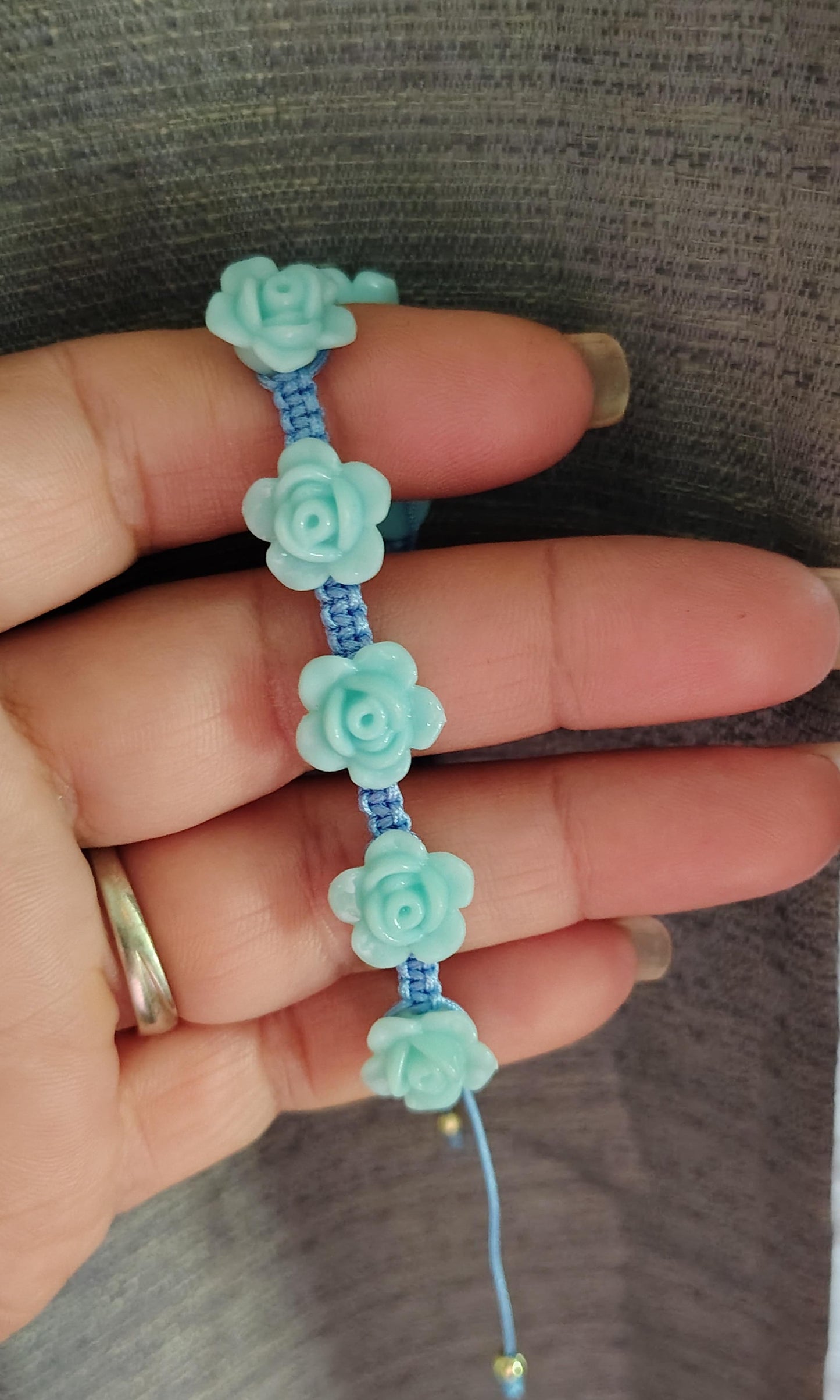 Color Celeste, bello brazalete que te hace lucir jovial y libre de prejuicios.
