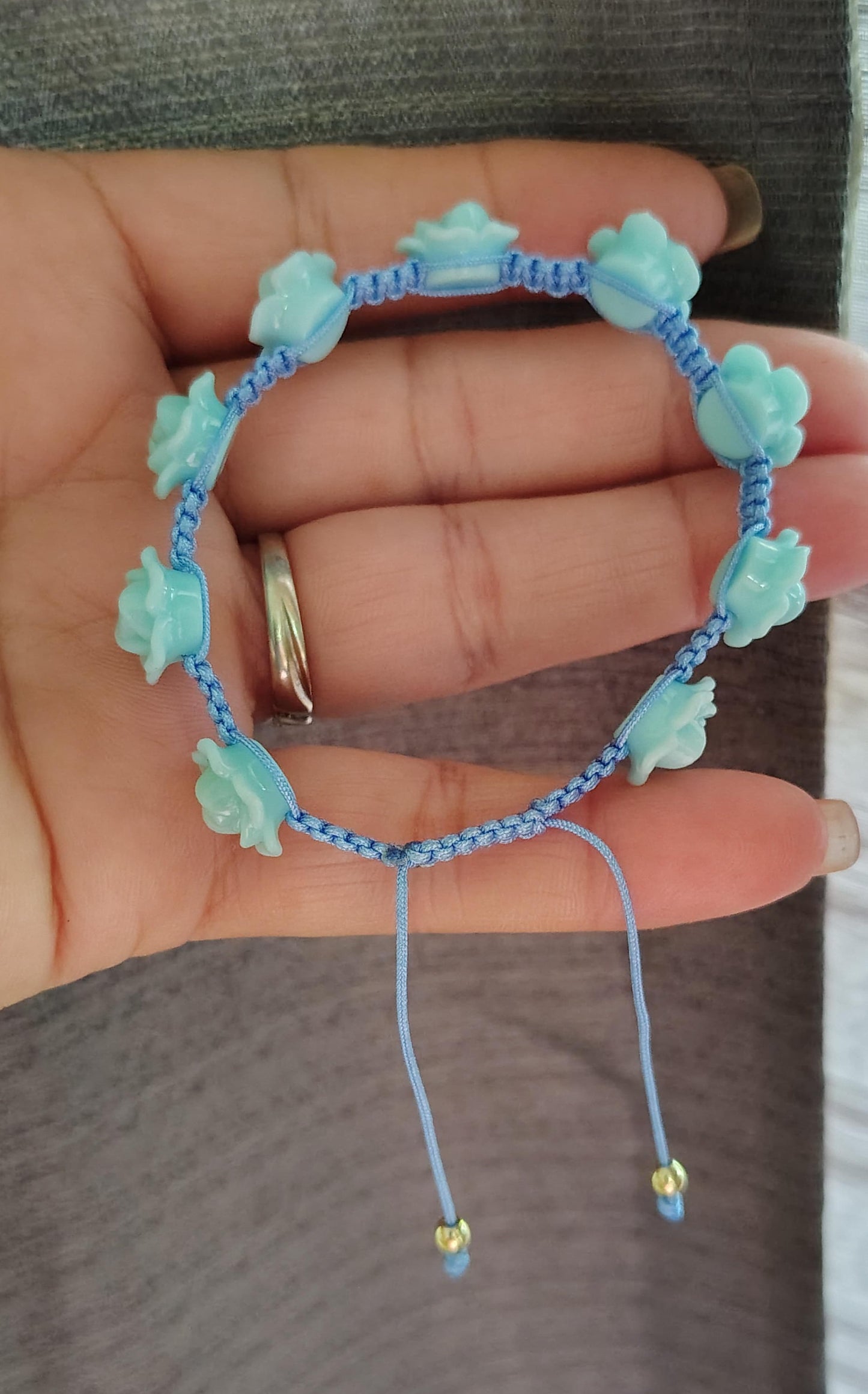 Color Celeste, bello brazalete que te hace lucir jovial y libre de prejuicios.