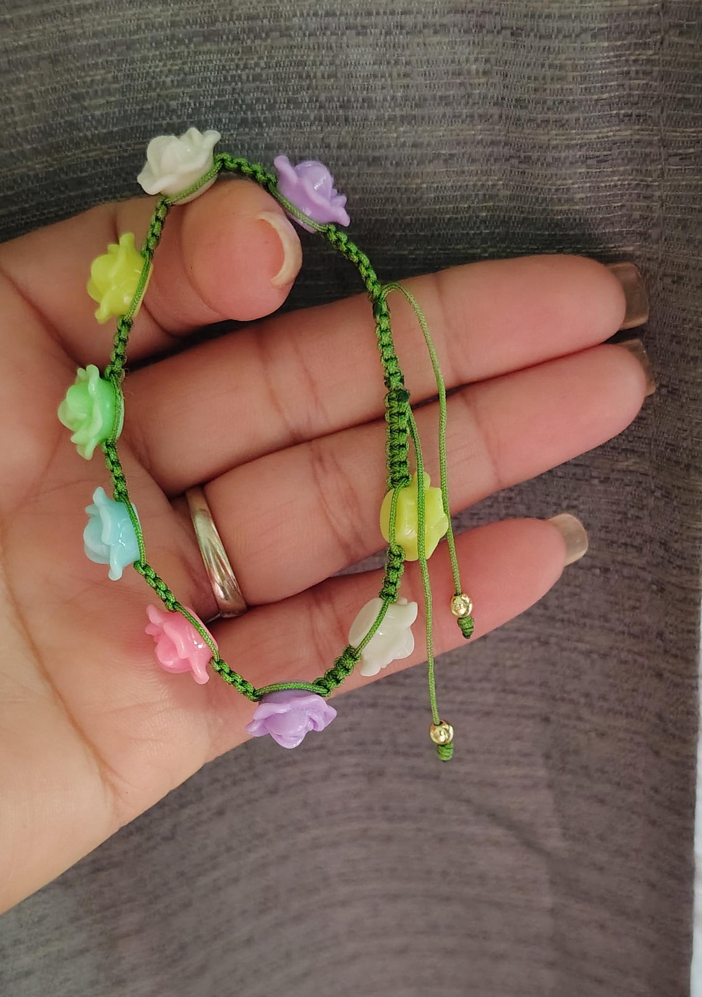 Colorido brazalete para asistir a un picnic, te hace lucir fresca, alegre y libre de prejuicios.