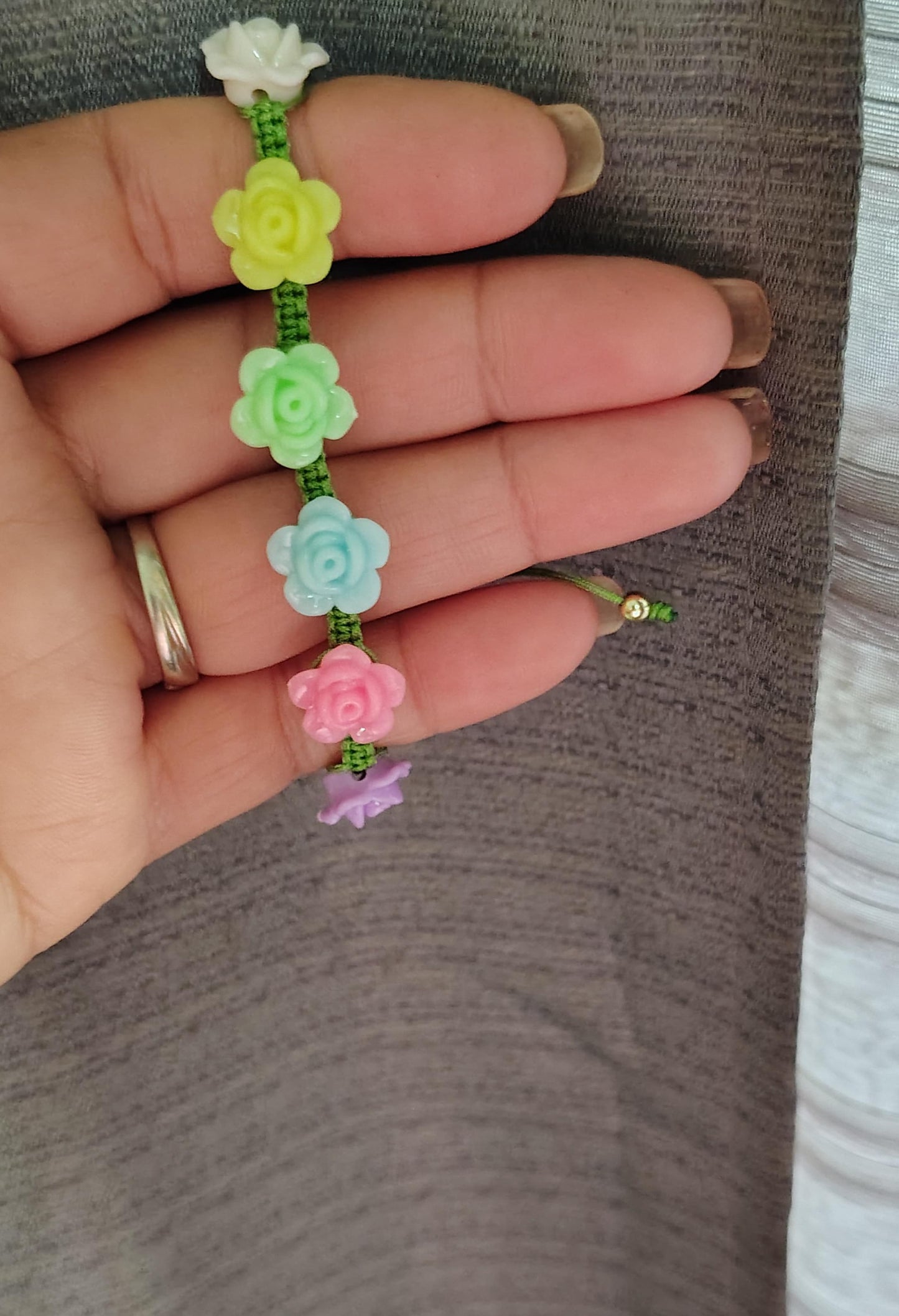 Colorido brazalete para asistir a un picnic, te hace lucir fresca, alegre y libre de prejuicios.