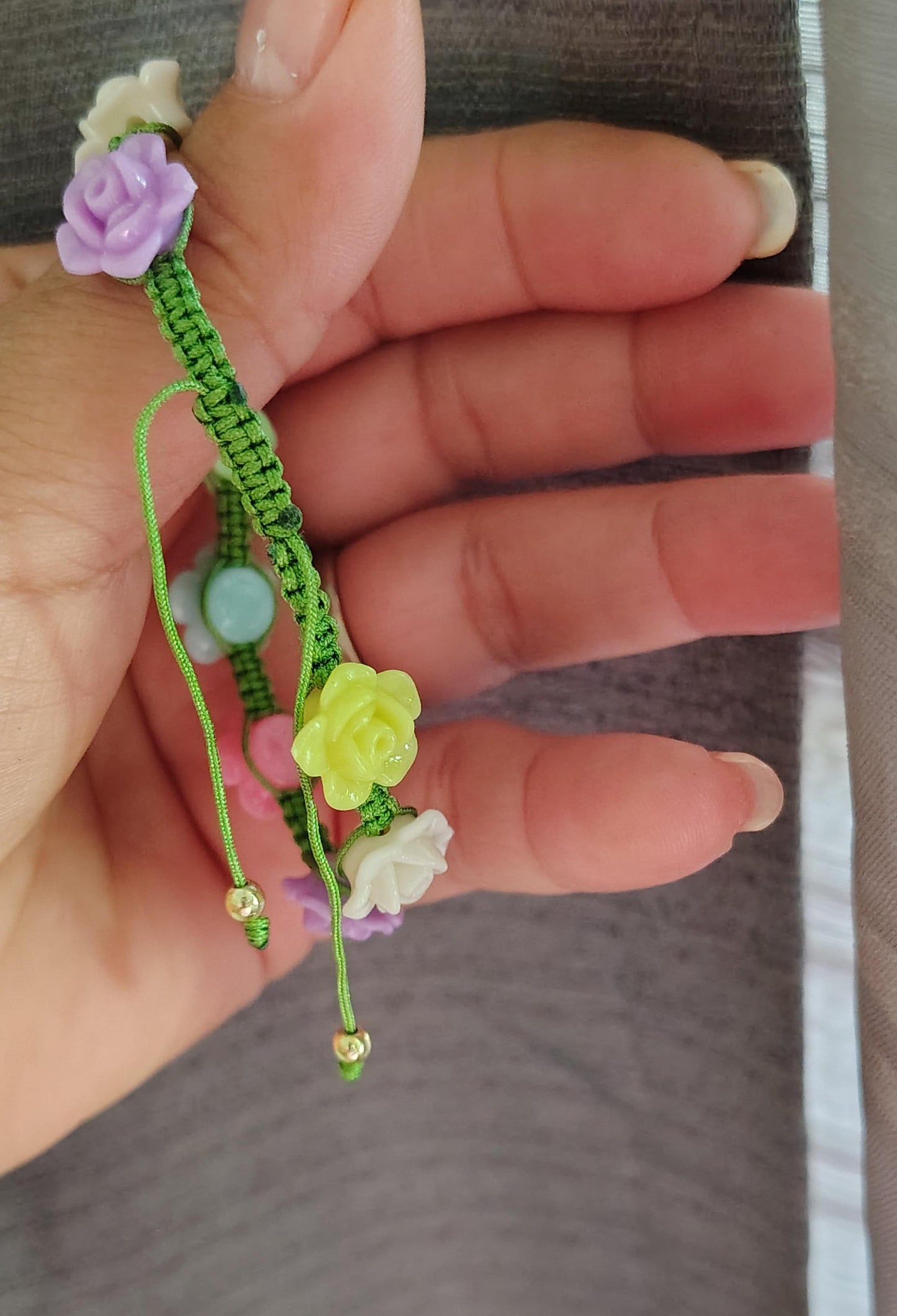 Colorido brazalete para asistir a un picnic, te hace lucir fresca, alegre y libre de prejuicios.